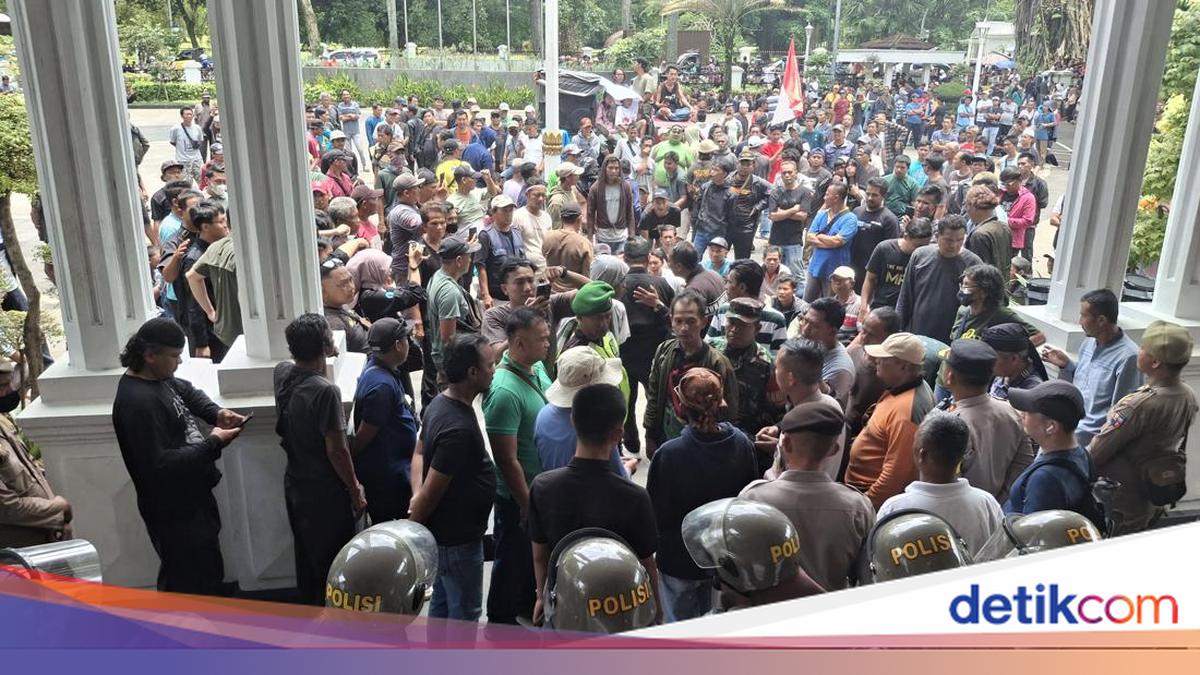 Demo Sopir Angkot di Bogor Bikin Penumpang Terkatung-katung