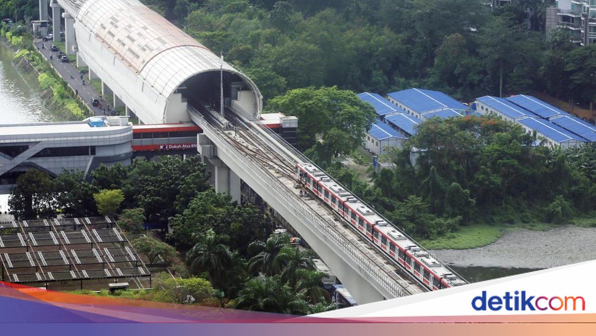 Ketika LRT Jabodebek Gangguan Bikin Penumpang Jalan Kaki hingga Gemetaran