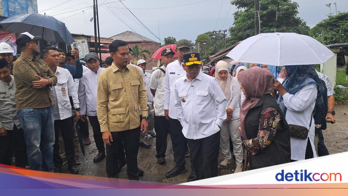 Warga Curhat Jalan Desa di Pandeglang Rusak 30 Tahun, Andra Janji Perbaiki