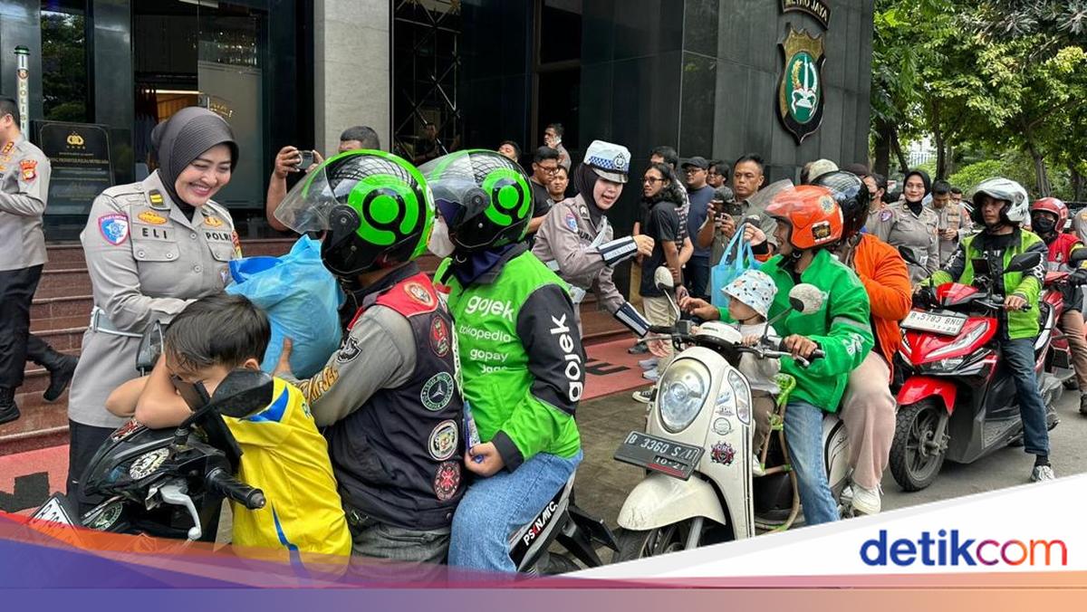 Jumat Peduli, 13 Polres Jajaran Polda Metro Salurkan Ratusan Sembako ke Ojol