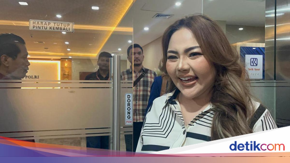 Senyum Lisa Mariana di Bareskrim saat Berstatus Tersangka