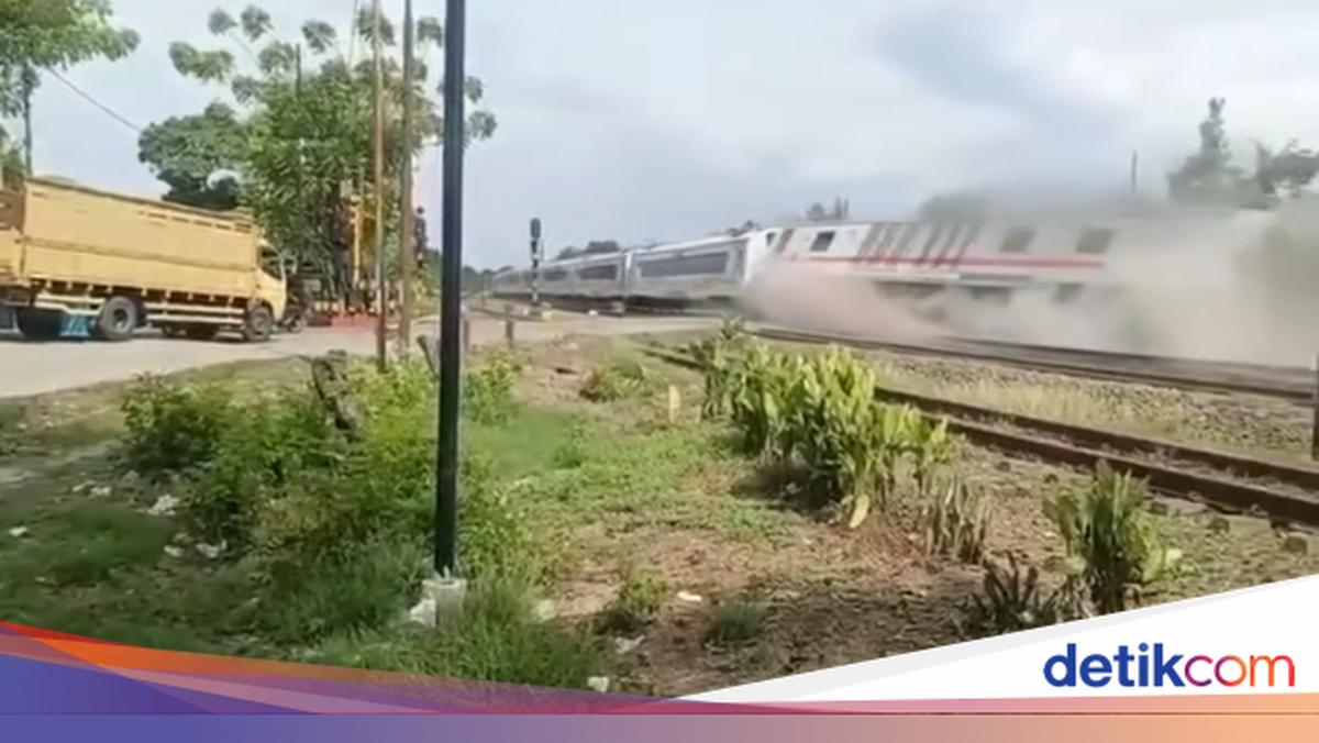 Evakuasi KA Purwojaya yang Anjlok di Bekasi Tuntas, Jalur Bisa Dilintasi Lagi