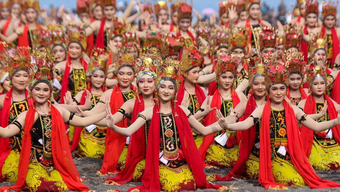 Gandrung Sewu 2025 di Banyuwangi Pecah, 1.300 Penari Kolosal Ubah Pantai Boom Jadi Panggung Raksasa