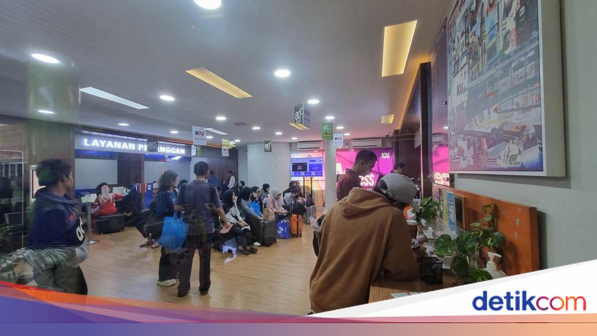 Penumpang di St Gambir Ramai Batalkan Perjalanan Imbas KA Purwojaya Anjlok