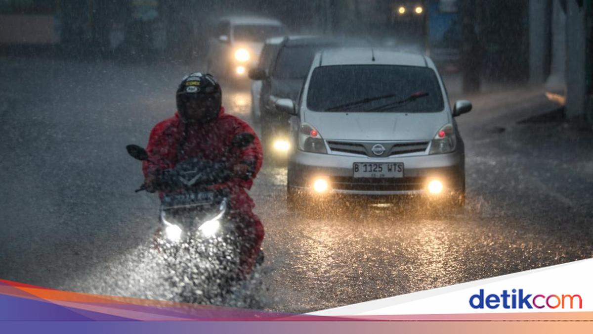 Musim Hujan Tiba, Simak Tips Aman Berkendara Saat Hujan dan Banjir!