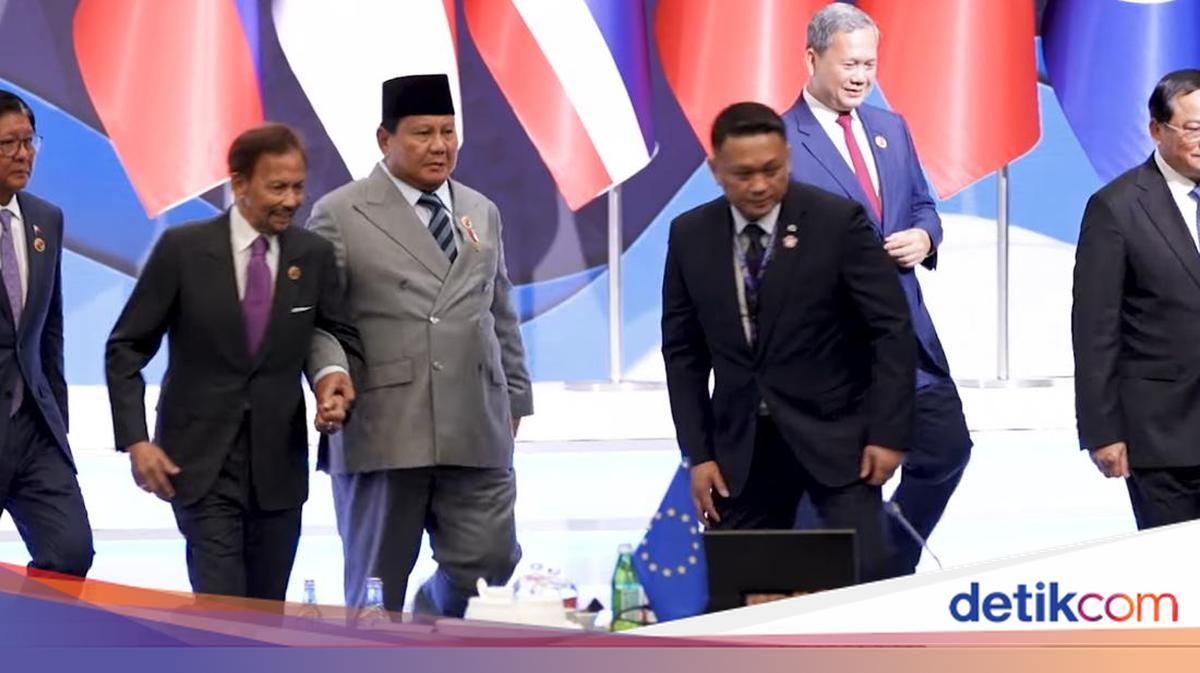 Momen Hangat Prabowo Gandeng Sultan Brunei di Tangga Panggung KTT ASEAN