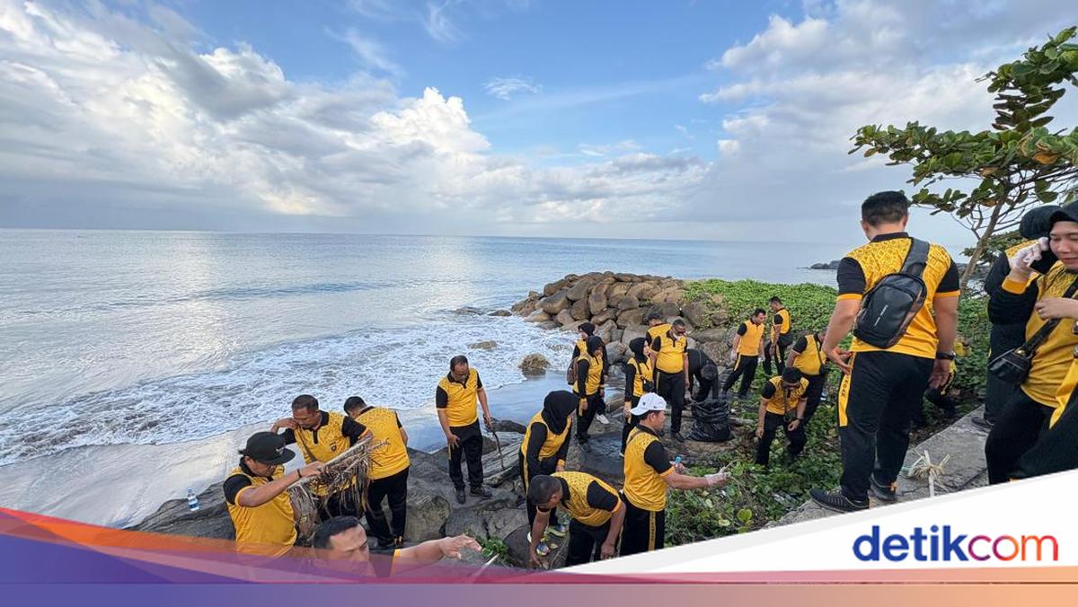 Aksi Personel Polda Sumbar Bersih-bersih Pantai Purus Pecahkan Rekor MURI