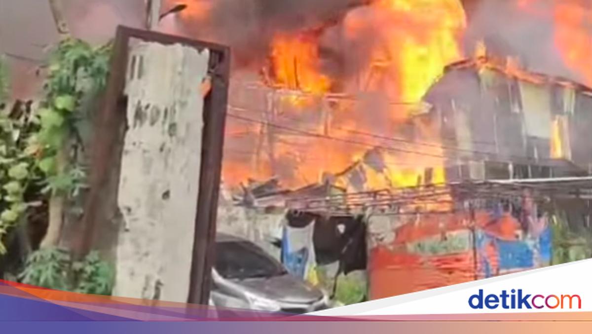 Kebakaran di Jaktim Hanguskan Gudang Dekorasi Pesta, Dipicu Korsleting