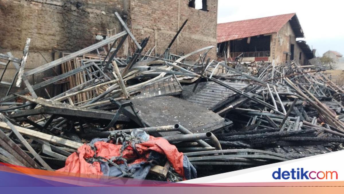Detik-detik Kebakaran Hanguskan Gudang Dekorasi Pesta di Jaktim
