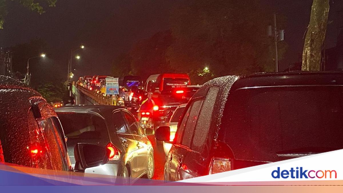 Cerita Pengendara Terjebak Macet Imbas Banjir Semarang: Tak Bisa Bergerak