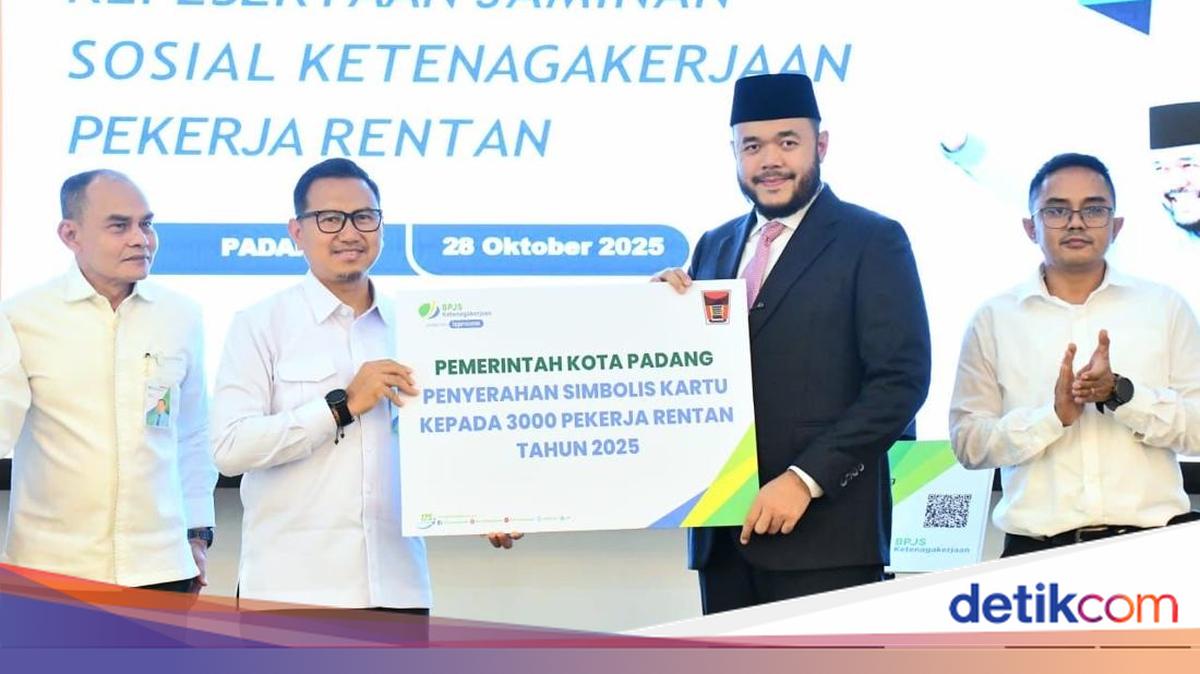 Walkot Padang Serahkan Kartu BPJS Ketenagakerjaan ke 3.000 Pekerja Rentan