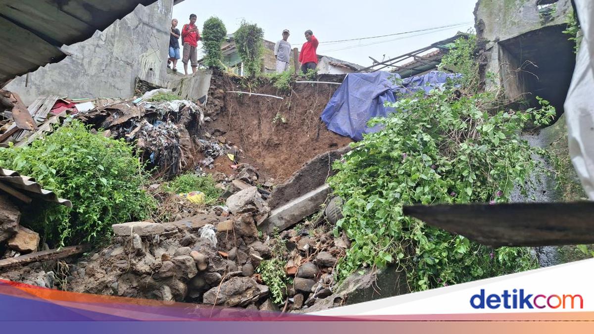 Horor Tebing Longsor hingga Bikin Rumah Porak-poranda di Bogor