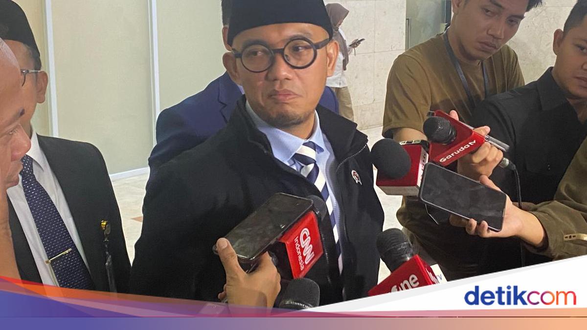 Dahnil Jawab Komisi VIII DPR Soal Kru Pesawat Haji Pakai Rok Tinggi-tinggi