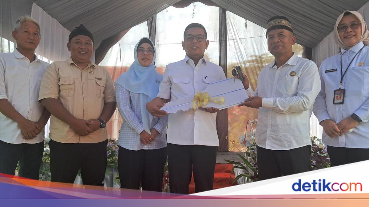 Kunjungi SKh di Lebak, Andra Hibahkan Mobil Operasional dan Janji Perbaiki Jalan