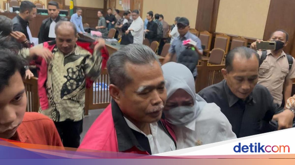 Istri Nangis Usai Hakim Terdakwa Suap Vonis Lepas Migor Dituntut 12 Tahun Bui