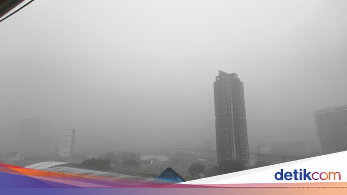 Hujan Deras Disertai Petir Guyur Jakarta Sore Ini
