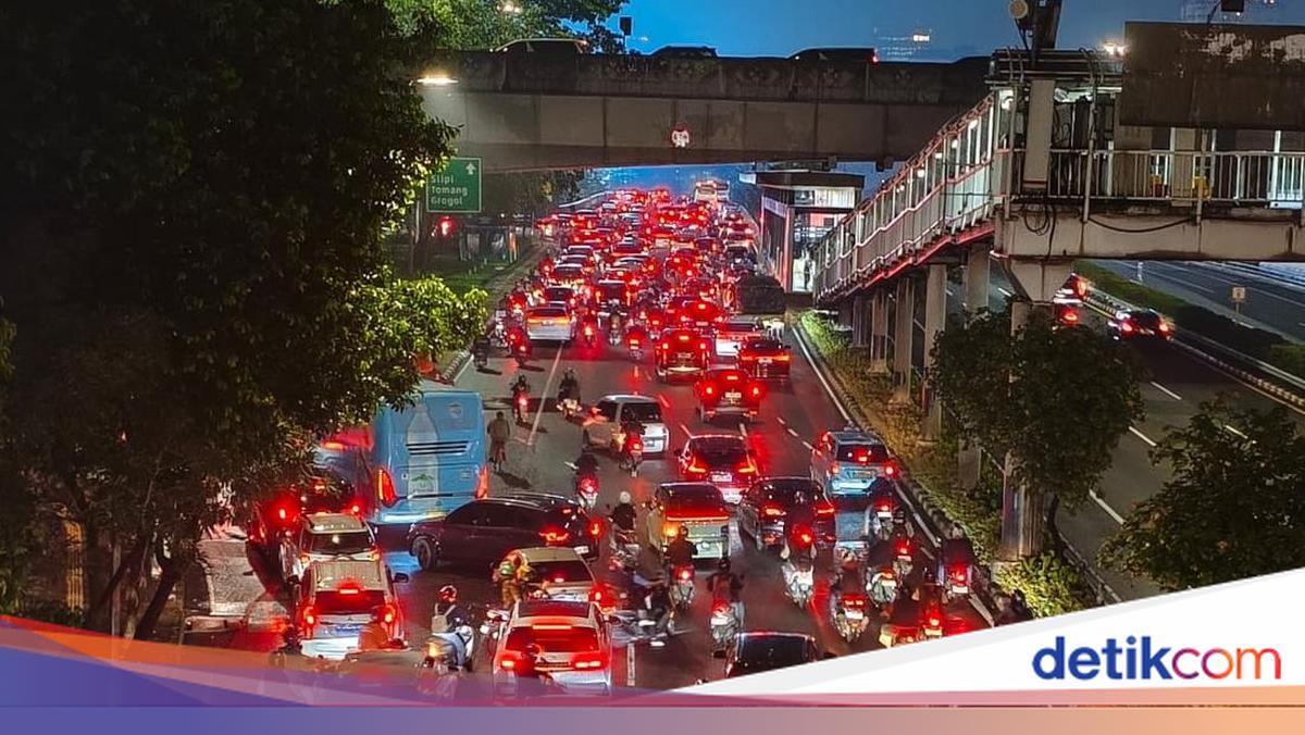 Lalin Jalan Gatsu dan Sudirman Masih Macet hingga Malam Ini