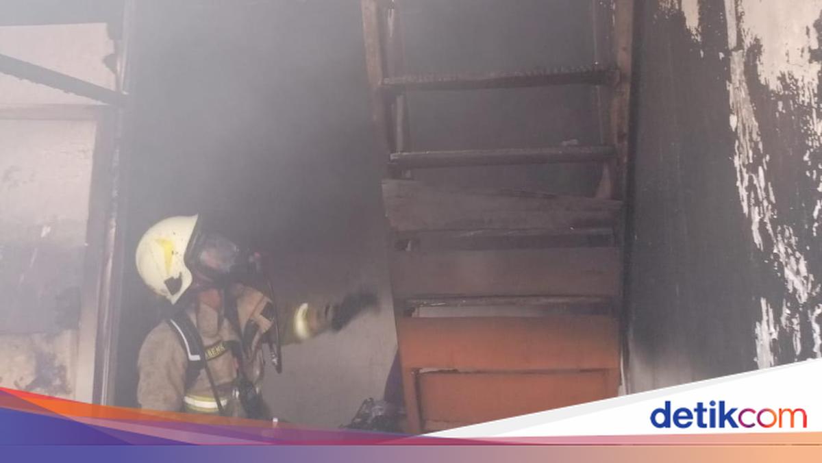 Ruko di Pasar Baru Jakpus Kebakaran, Asap Tebal Mengepul