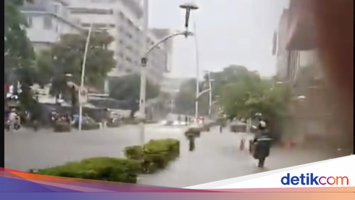 Jakarta Flood: Jalan Kemang Raya Traffic Diversion