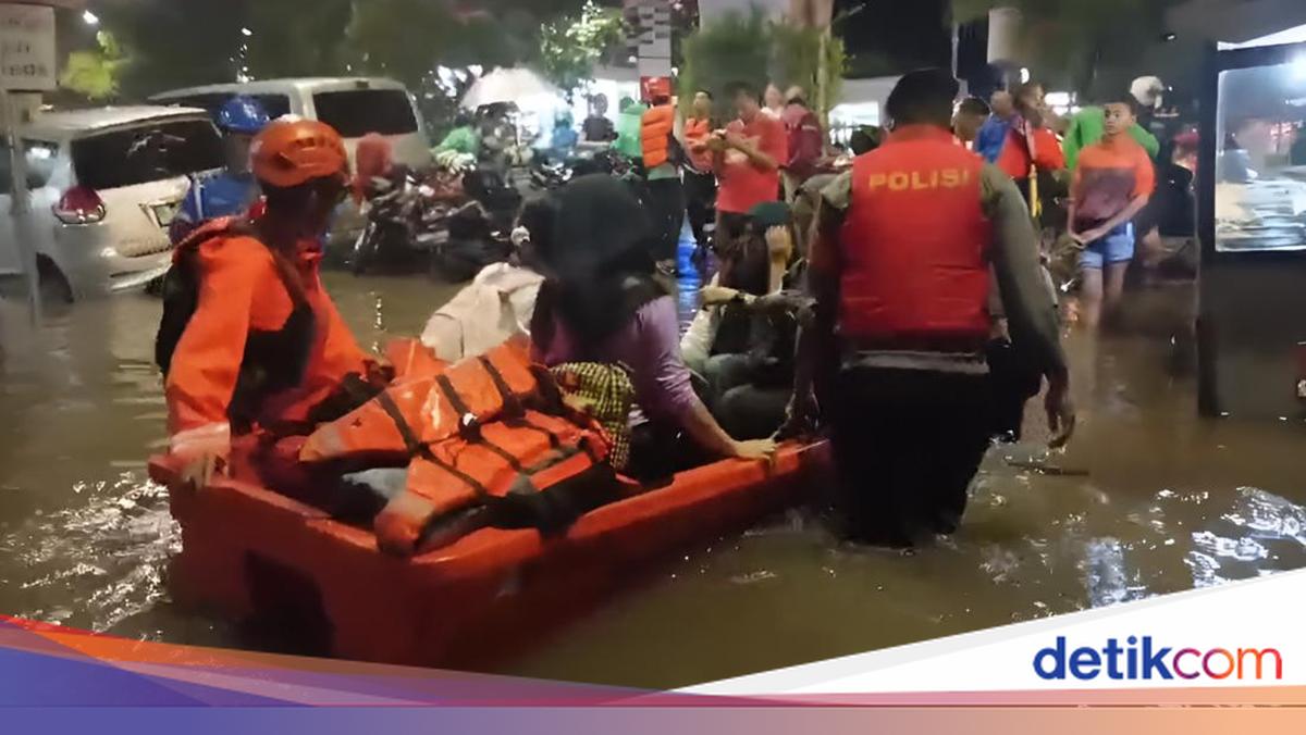 Brimob Polda Metro Turun Bantu Evakuasi Warga Terdampak Banjir di Jaksel