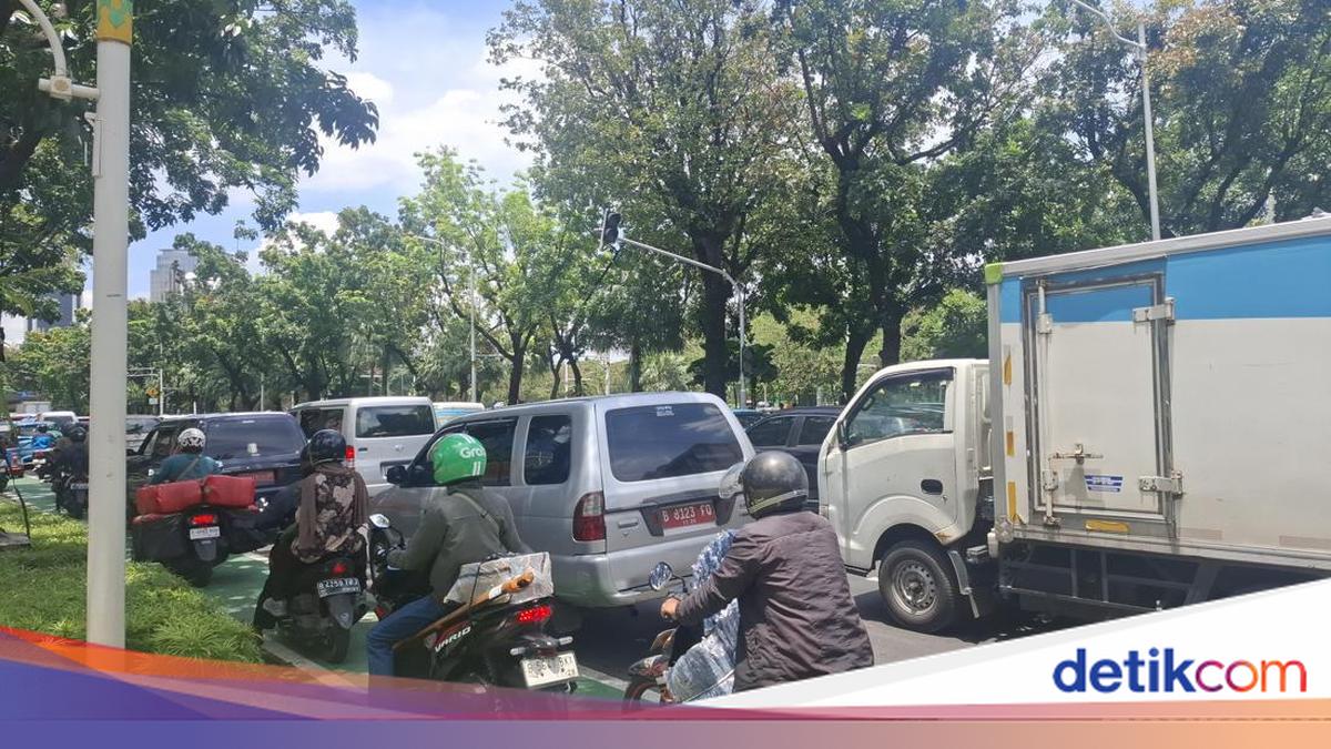 Jalan Medan Merdeka Selatan Jakpus Ditutup Imbas Demo Guru, Lalin Macet
