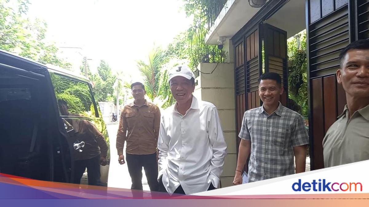 Jokowi Pakai Topi Inisial J, Apa Artinya?