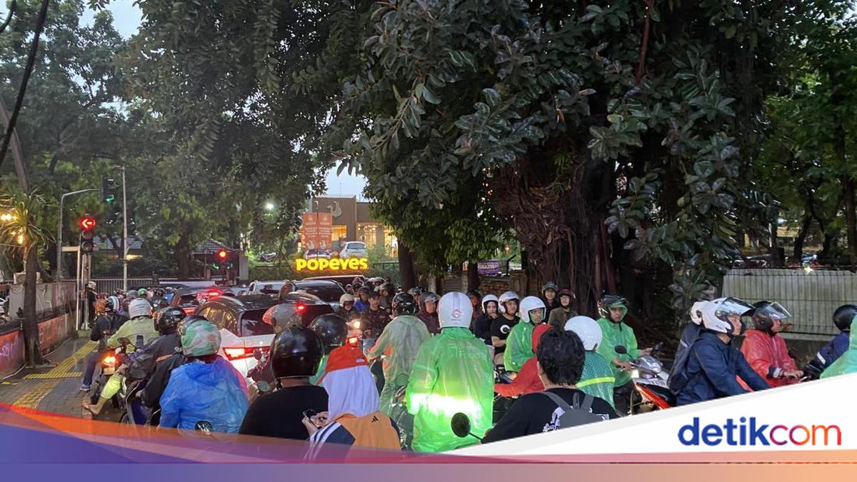 Pedagang Curhat Pegel Dorong Gerobak saat Terjebak Banjir-Macet di Kemang