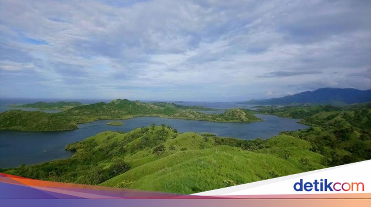 Bukit Watu Mitong: Pesona Padang Savana dan 17 Pulau di Riung Flores NTT