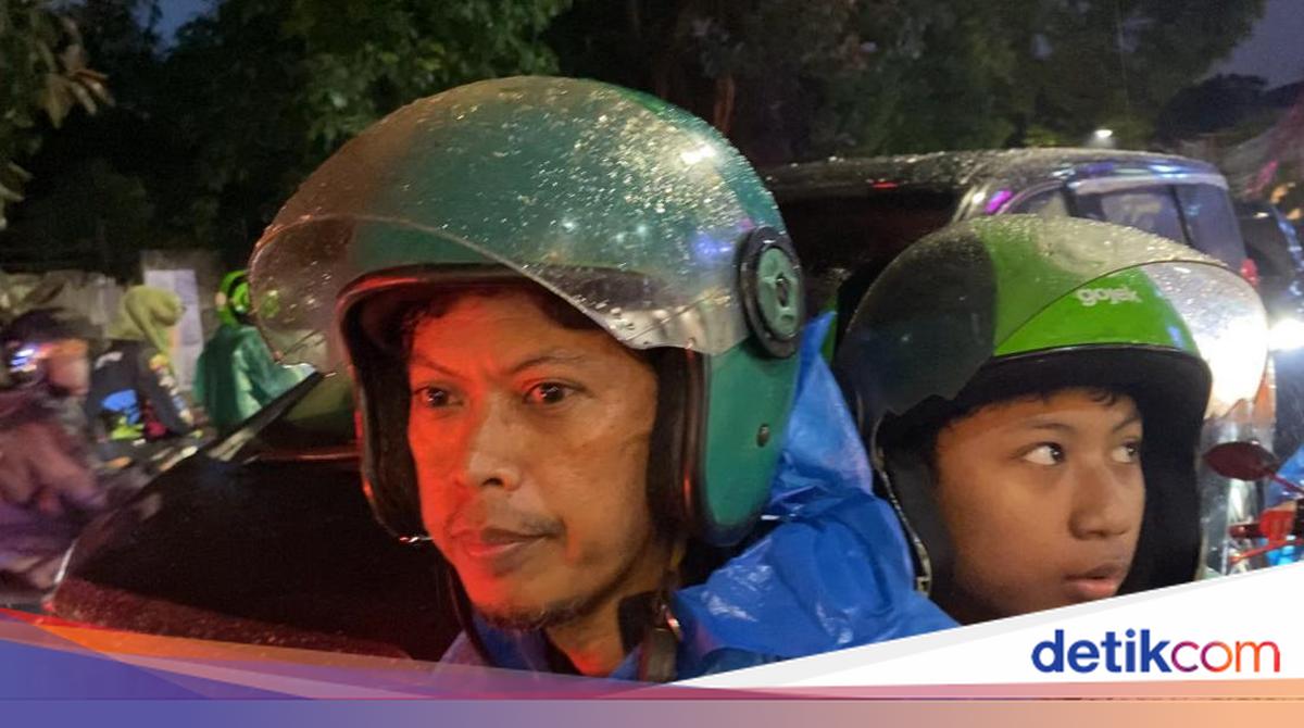 Pemotor Curhat 2 Jam Terjebak Macet di Jalan Kemang Raya Jaksel