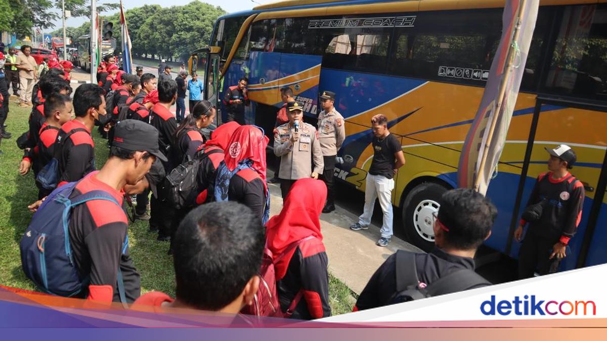 Aksi Humanis Polres Metro Bekasi Kawal Massa Buruh ke Jakarta