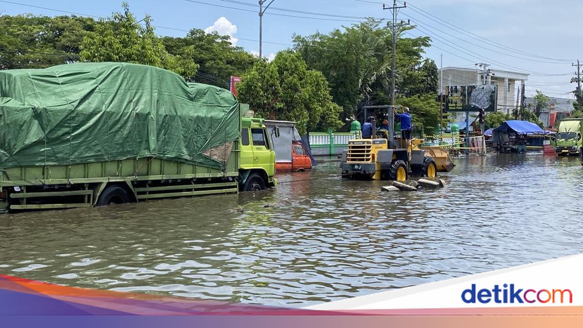 Keluhan Para Sopir Truk Terjebak Banjir di Pantura Semarang: Tahun Ini Terparah!