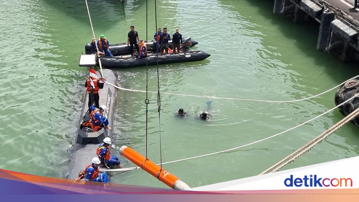 Kapal Selam Tanpa Awak KSOT Uji Tembak di Laut Surabaya, Dipantau Prabowo