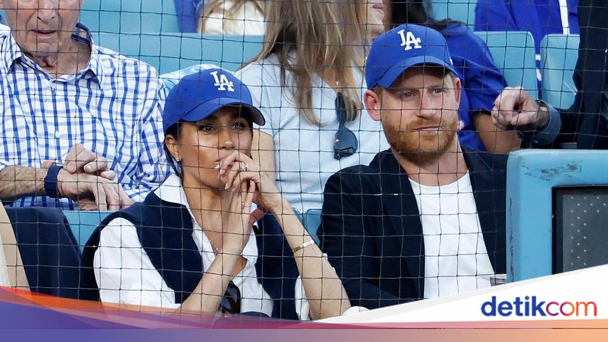 Pangeran Harry minta maaf kepada Kanada setelah mengenakan topi Dodgers di World Series. Ia menjelaskan tindakannya sebagai akibat tekanan.