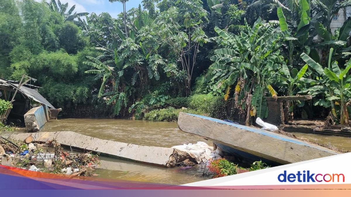 Penampakan Tanggul Baswedan Jebol di Jati Padang, Air Meluap ke Rumah Warga