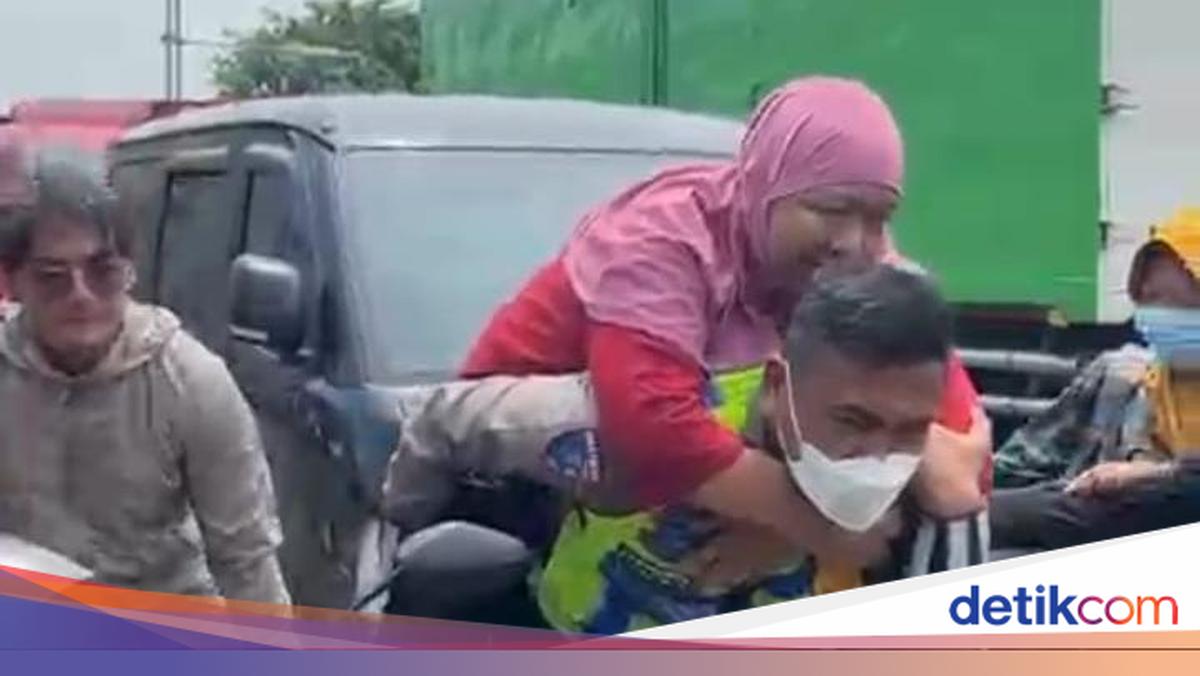 Polantas Berjibaku Bantu Warga dan Sopir Truk Terdampak Banjir di Kaligawe Semarang