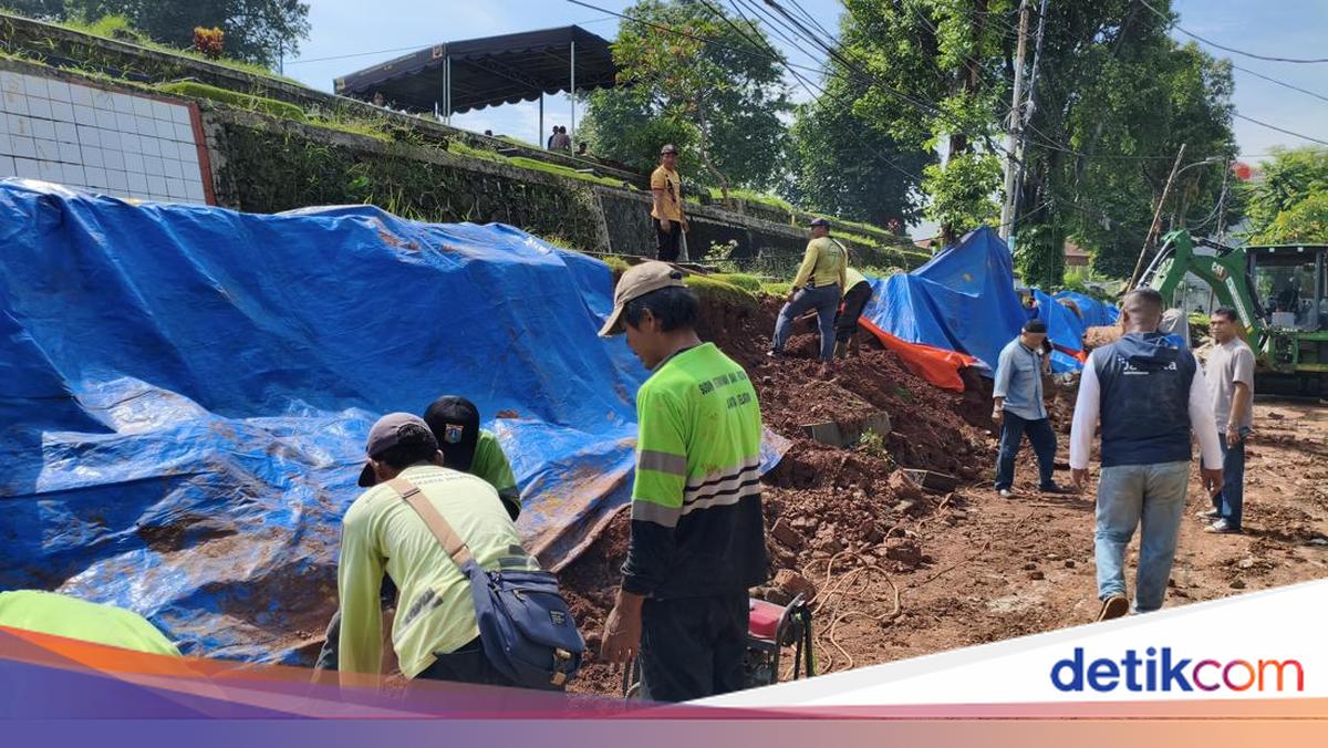 Tembok Pembatas TPU Jeruk Purut Roboh, 12 Makan Terdampak Direlokasi