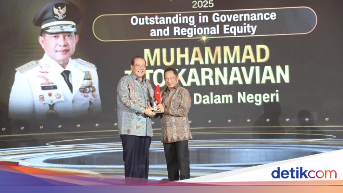 Dinilai Sukses Sinergikan Pusat-Daerah, Tito Raih CNN Indonesia Awards 2025