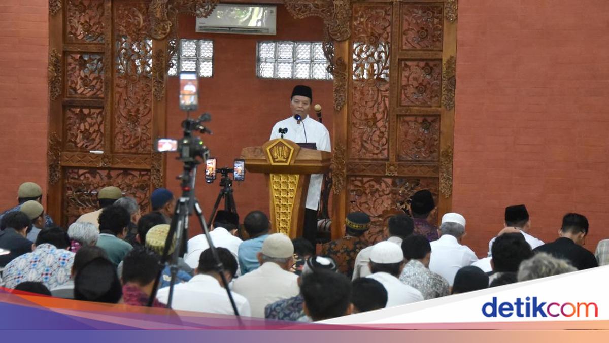 Jadi Khotib Jumat di Bali, HNW Ajak Umat Islam Bekerja Profesional