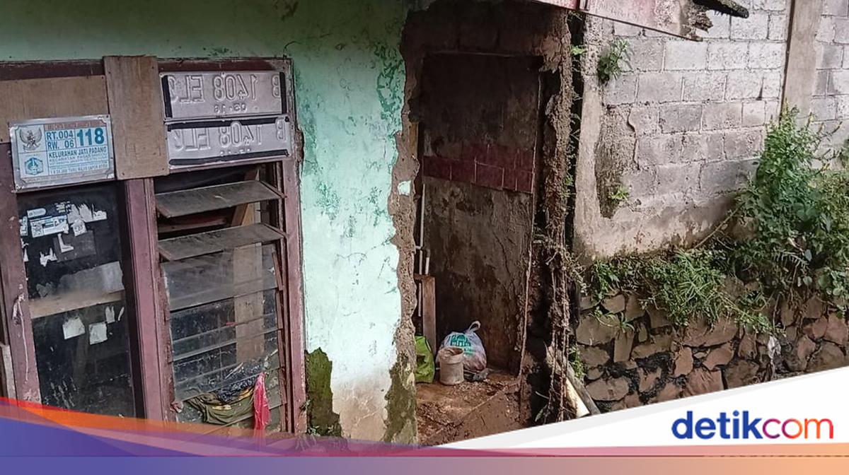 Rumah Jebol Diterjang Banjir, Warga di Jati Padang Tak Berani Tidur di Rumah