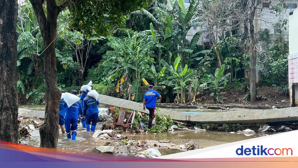 Perjuangan Petugas SDA Tambal Sementara Tanggul Baswedan Jebol di Jaksel