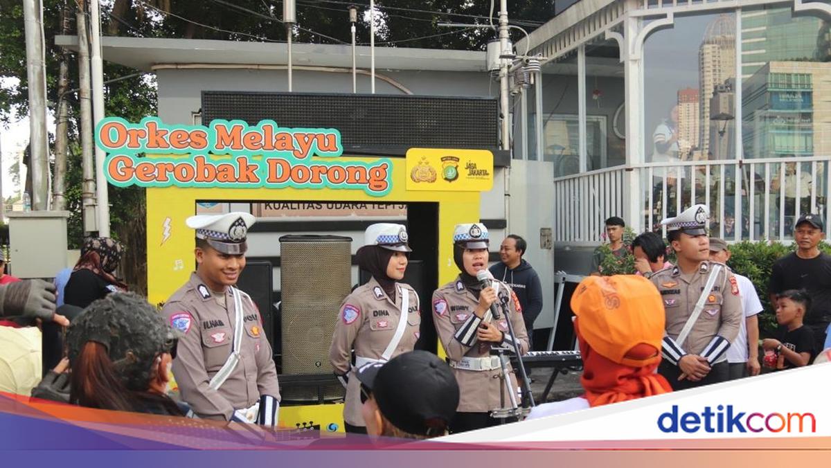 Saat Polwan Polda Metro Edukasi Tertib Lalin Sambil Nyanyi Bareng Warga di CFD