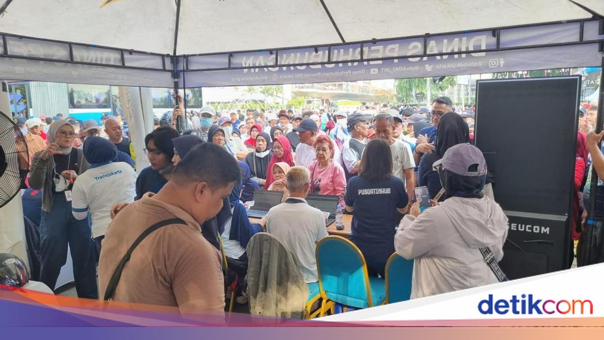 Bikin Kartu Gratis Transum Jakarta Antre Berjam-jam, Warga: Kasihan yang Tua