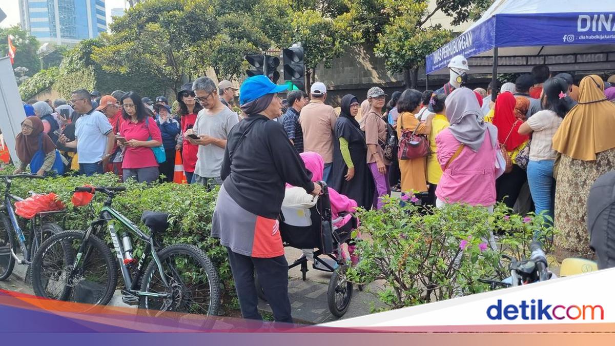 Daftar Kartu Gratis Transum Jakarta, Lansia Antre Panjang di CFD Bundaran HI