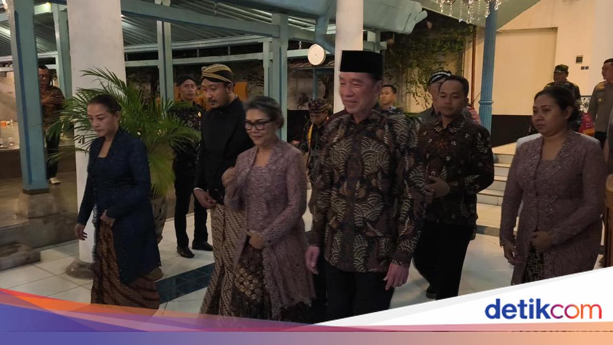 Jokowi dan Gibran Melayat ke Rumah Duka Raja Solo PB XIII