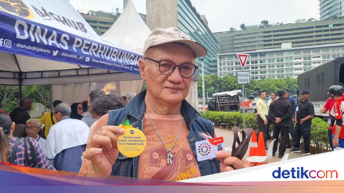 Senangnya Lansia Dapat Kartu Gratis Transum Jakarta Meski Antre 5 Jam