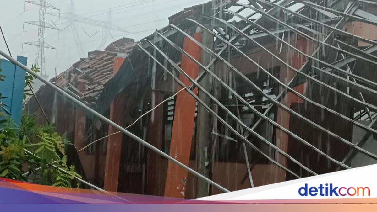 Atap SMKN 1 Gunung Putri Ambruk Saat Hujan Deras, Sejumlah Siswa Terluka