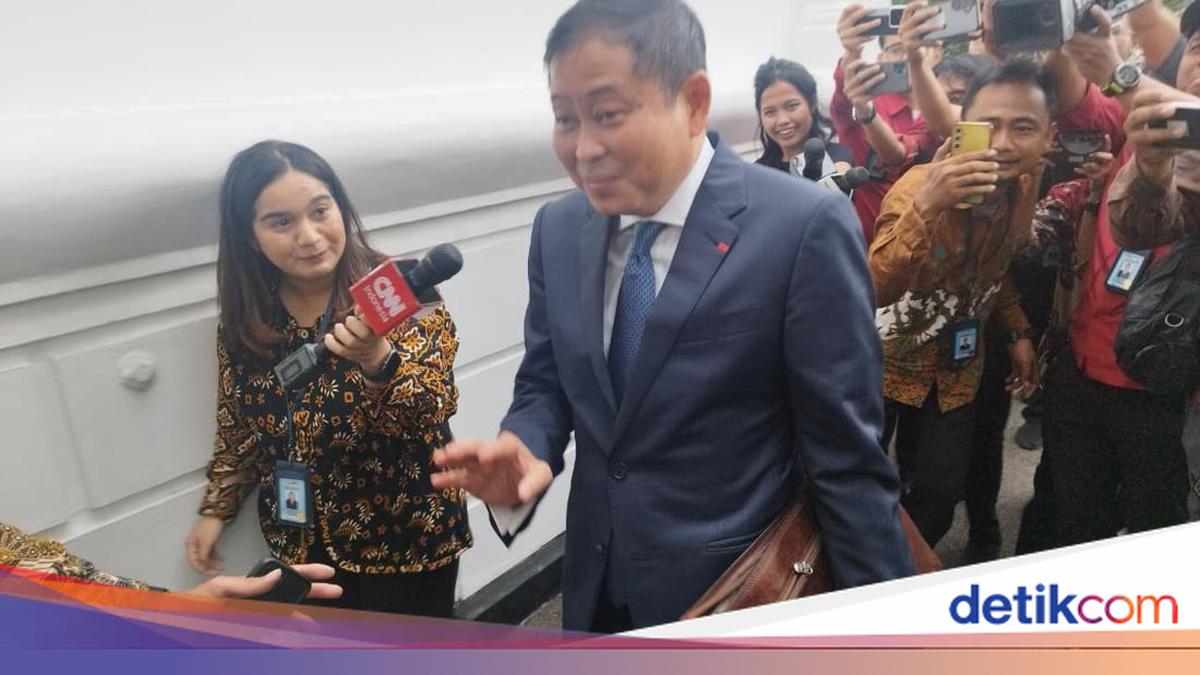 Former Transport Minister Ignasius Jonan suddenly approached the palace