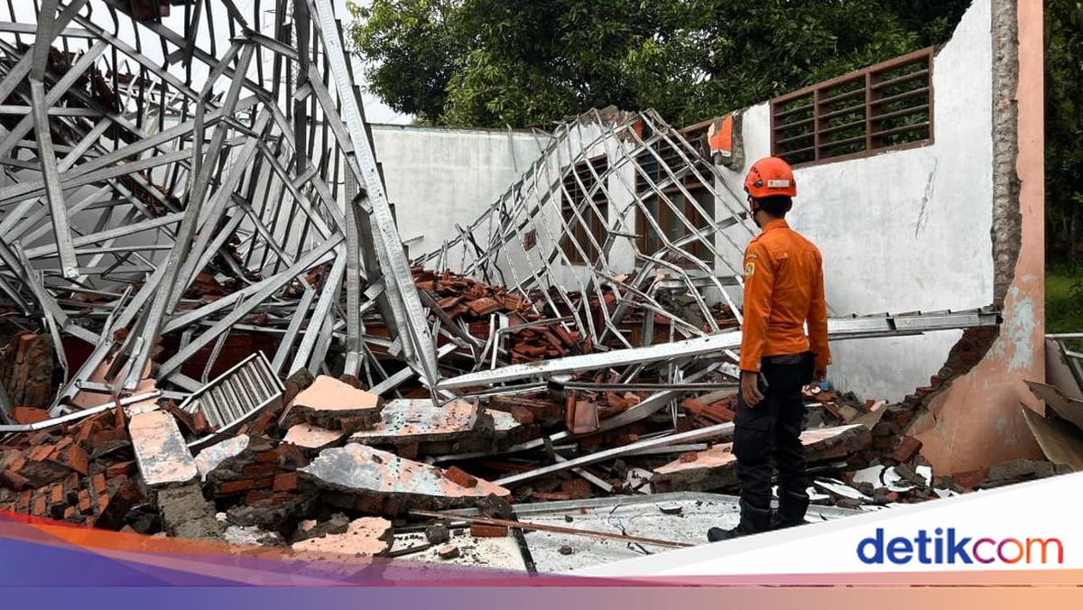 Siswa SMKN 1 Gunung Putri Bogor Belajar Online Usai Atap Ruangan Ambruk