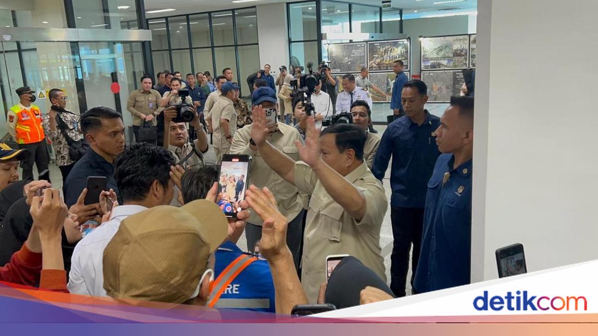Momen Prabowo Sapa-Selfie Bareng Warga Sebelum Naik KRL di Stasiun Manggarai