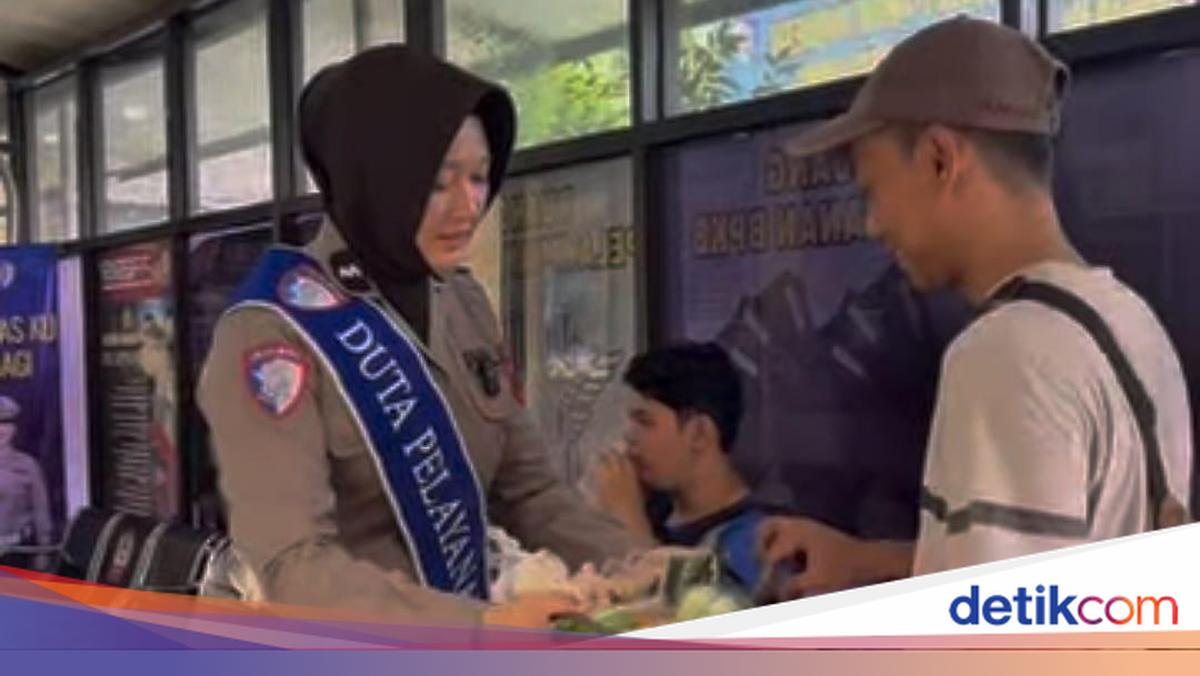 Polantas Menyapa, Satlantas Polres Kudus Berbagi Makanan ke Wajib Pajak
